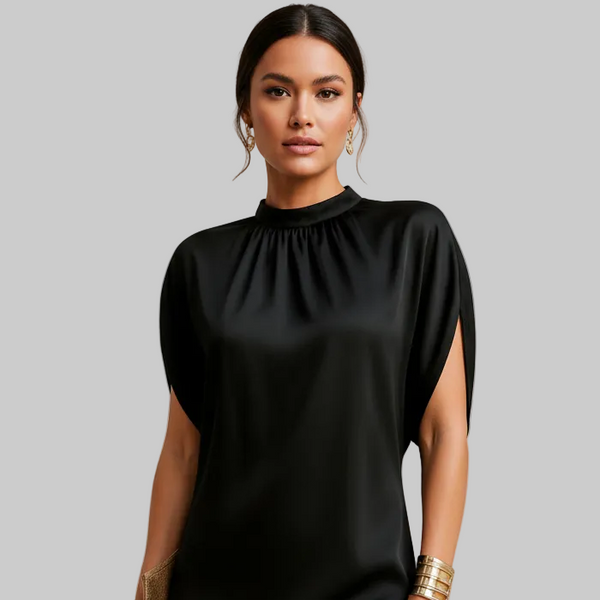 Vestido negro satinado con mangas capa y cuello alto